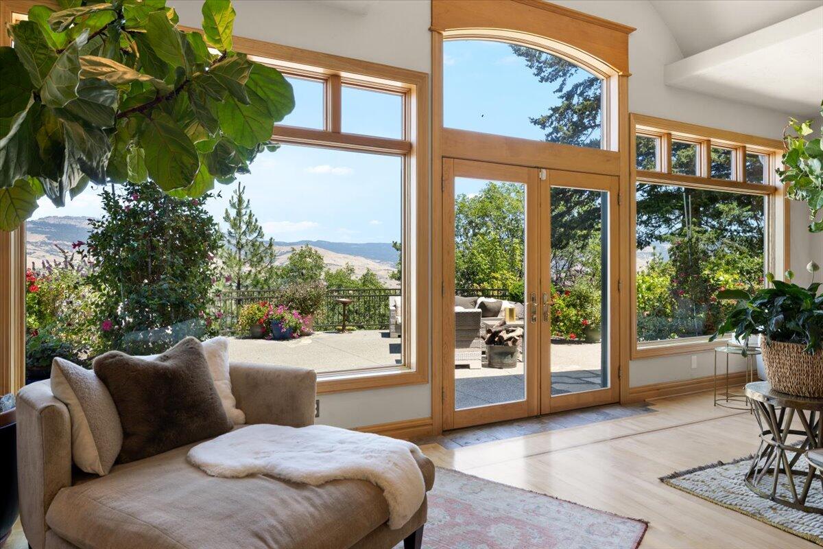 500 Ashland Loop Road Ashland, OR 97520 - Photo 13 of 67 a balcony with furniture and potted plants