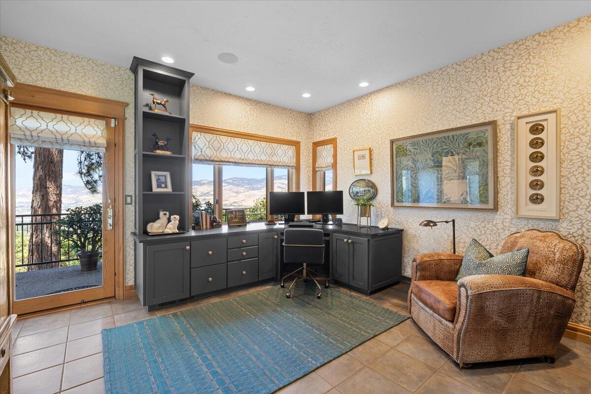 500 Ashland Loop Road Ashland, OR 97520 - Photo 24 of 67 a living room with furniture and wooden floor