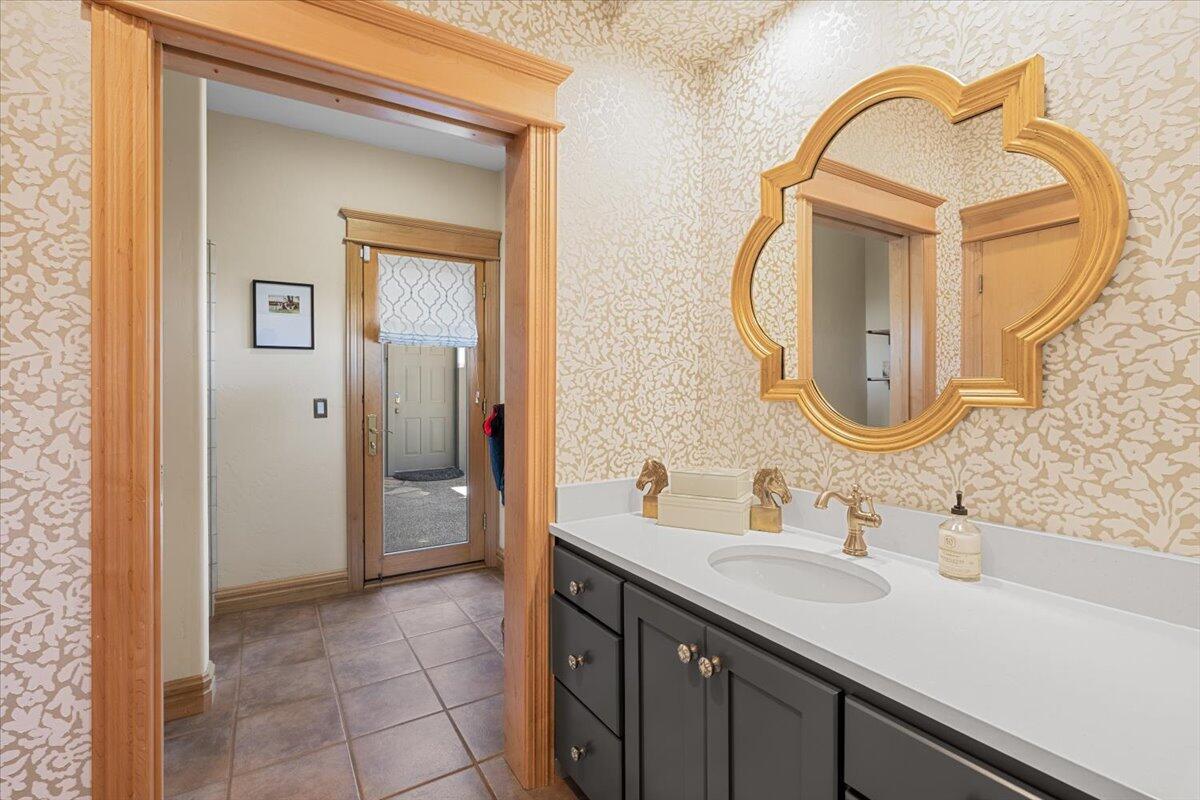 500 Ashland Loop Road Ashland, OR 97520 - Photo 25 of 67 a bathroom with a sink and a mirror