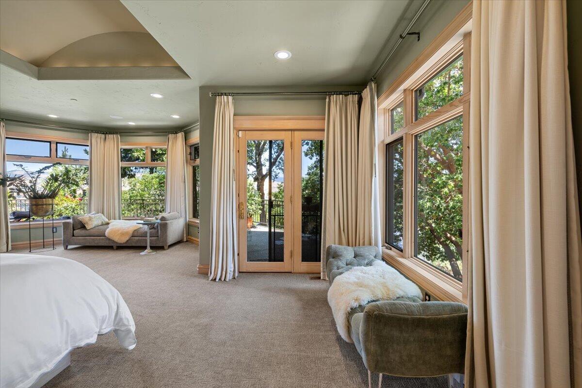 500 Ashland Loop Road Ashland, OR 97520 - Photo 27 of 67 a spacious bedroom with a bed and a couch