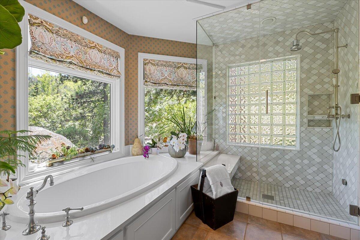 500 Ashland Loop Road Ashland, OR 97520 - Photo 28 of 67 a bathroom with a bathtub and sink