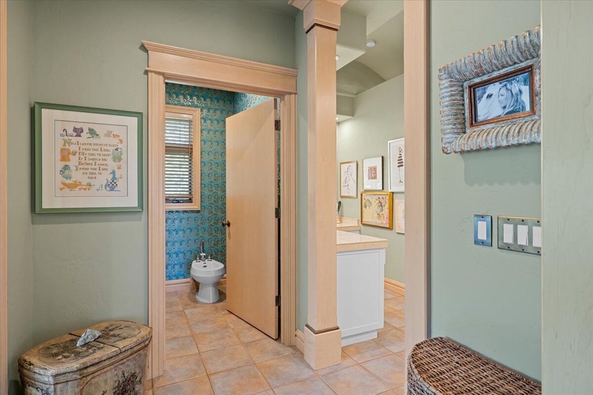 500 Ashland Loop Road Ashland, OR 97520 - Photo 30 of 67 a bathroom with a toilet and a shower