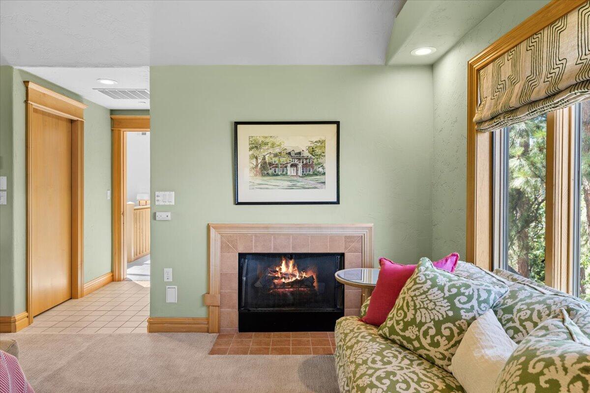 500 Ashland Loop Road Ashland, OR 97520 - Photo 42 of 67 a living room with furniture and a fireplace