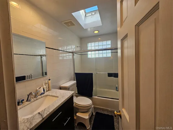 $3,875 | 16 Ark Place, Huntington Station, NY 11746