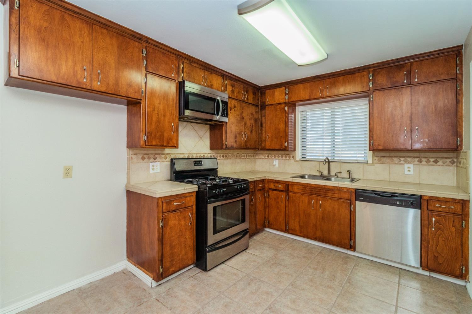 117 Manning Avenue Reedley, CA 93654 - Photo 8 of 22 Gallery Image 8