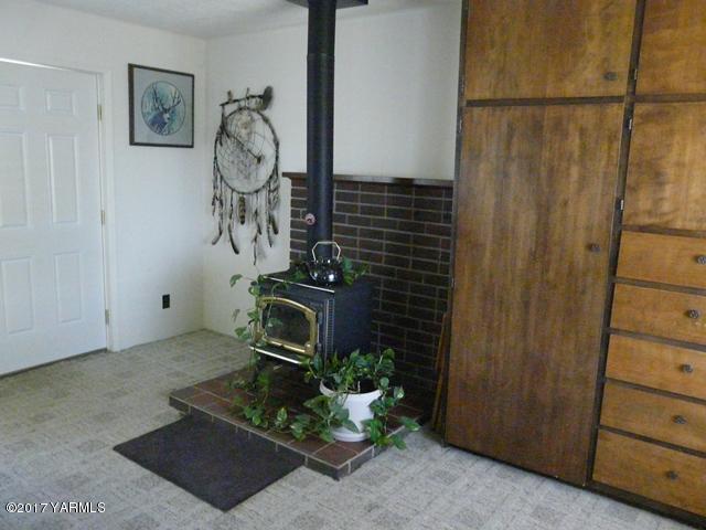 1200 Rosenkranz Road Tieton, WA 98947 - Photo 2 of 17 a view of entryway with wooden floor