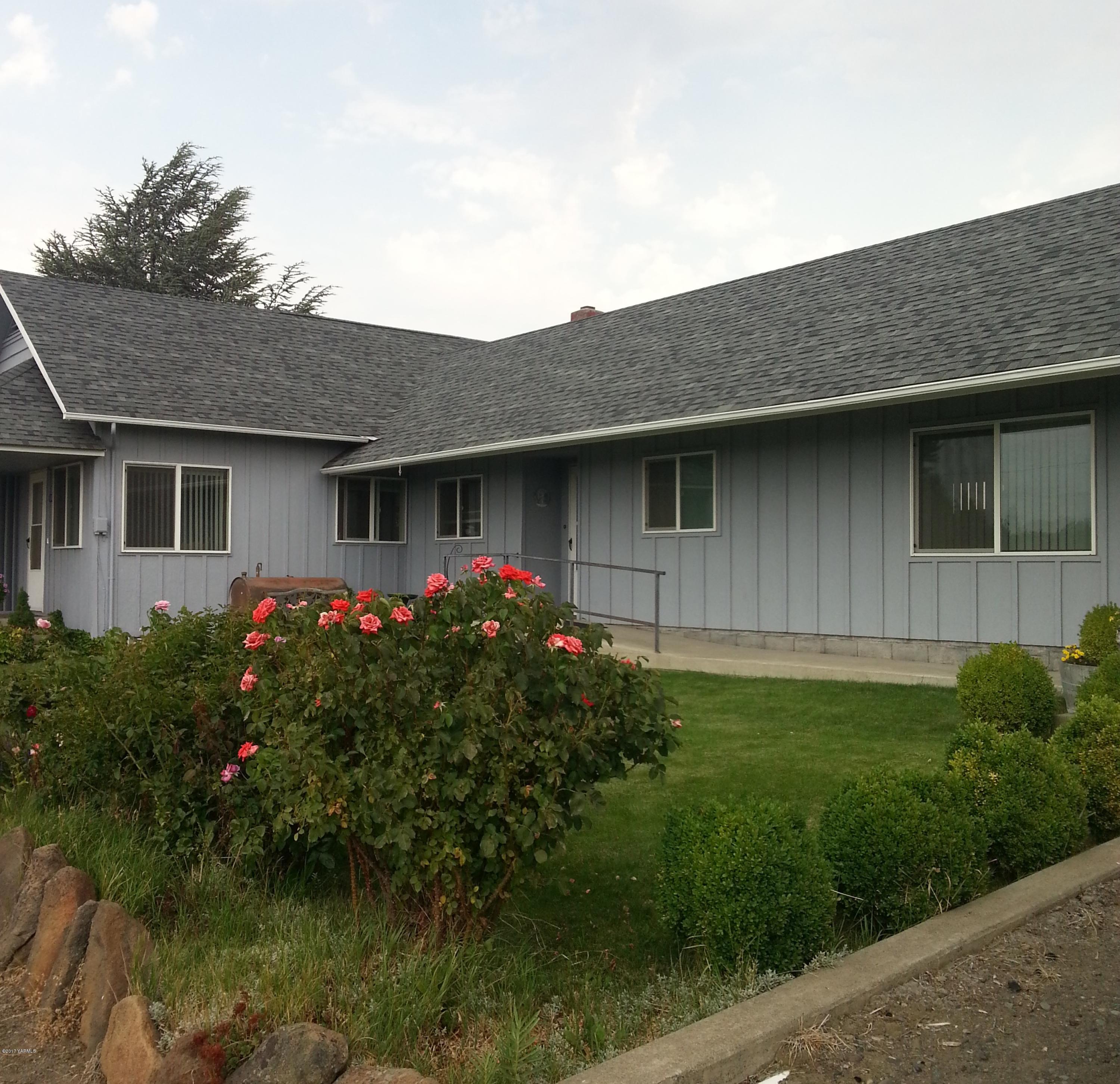 1200 Rosenkranz Road Tieton, WA 98947 - Photo 11 of 17 a front view of house with a garden