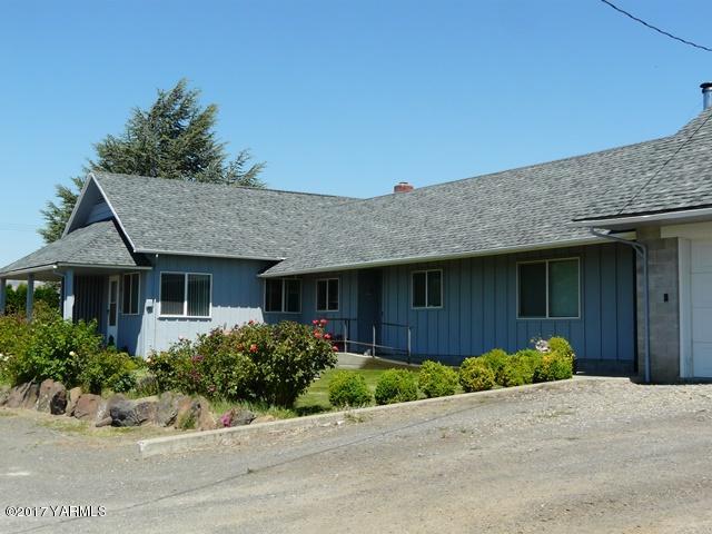 1200 Rosenkranz Road Tieton, WA 98947 - Photo 13 of 17 a front view of house with yard