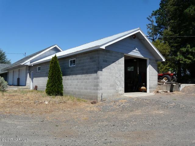 1200 Rosenkranz Road Tieton, WA 98947 - Photo 17 of 17 a view of a house with a yard