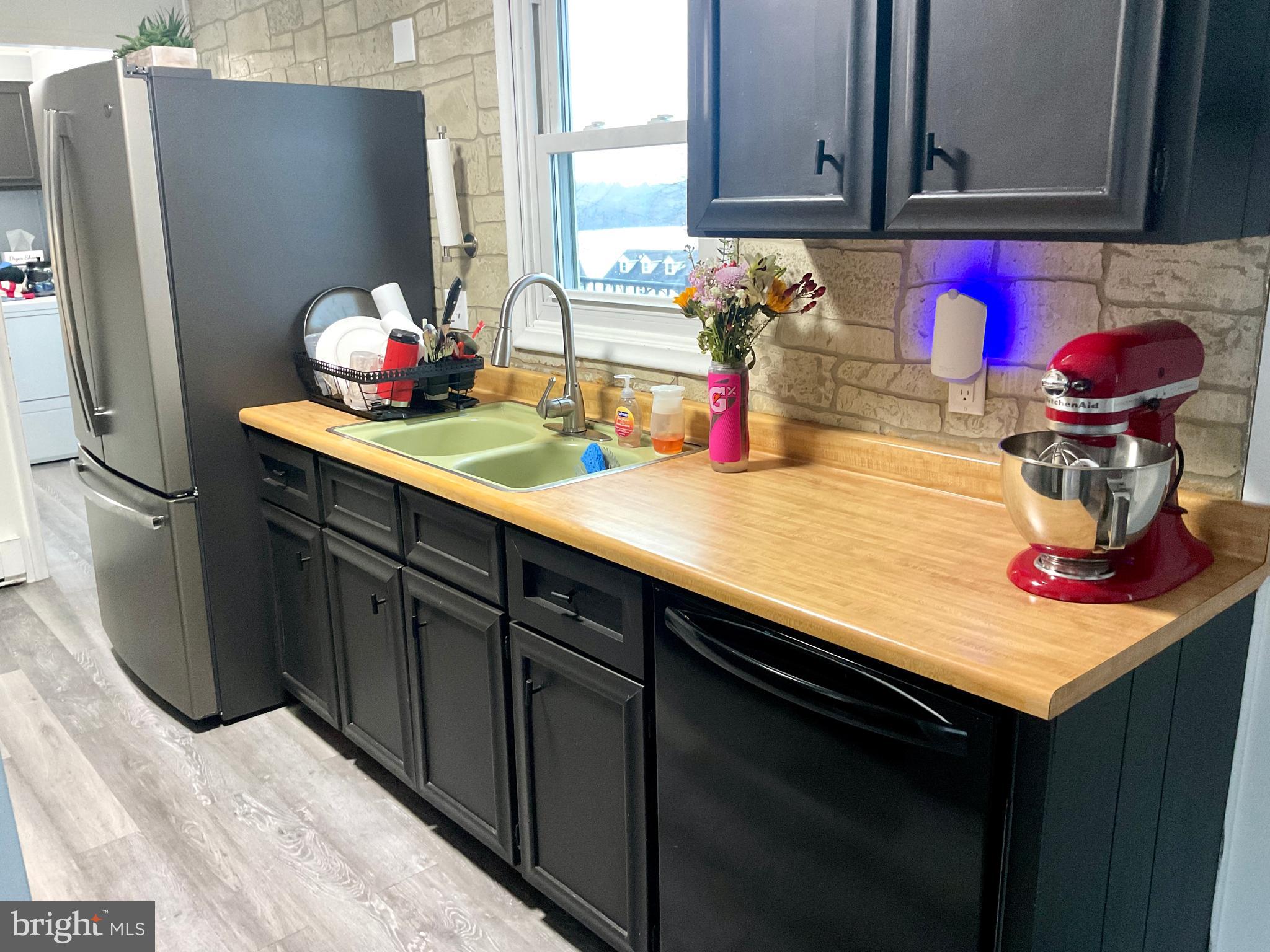 971 Dry Wells Road Quarryville, PA 17566 - Photo 26 of 37 a kitchen with stainless steel appliances a sink stove and refrigerator