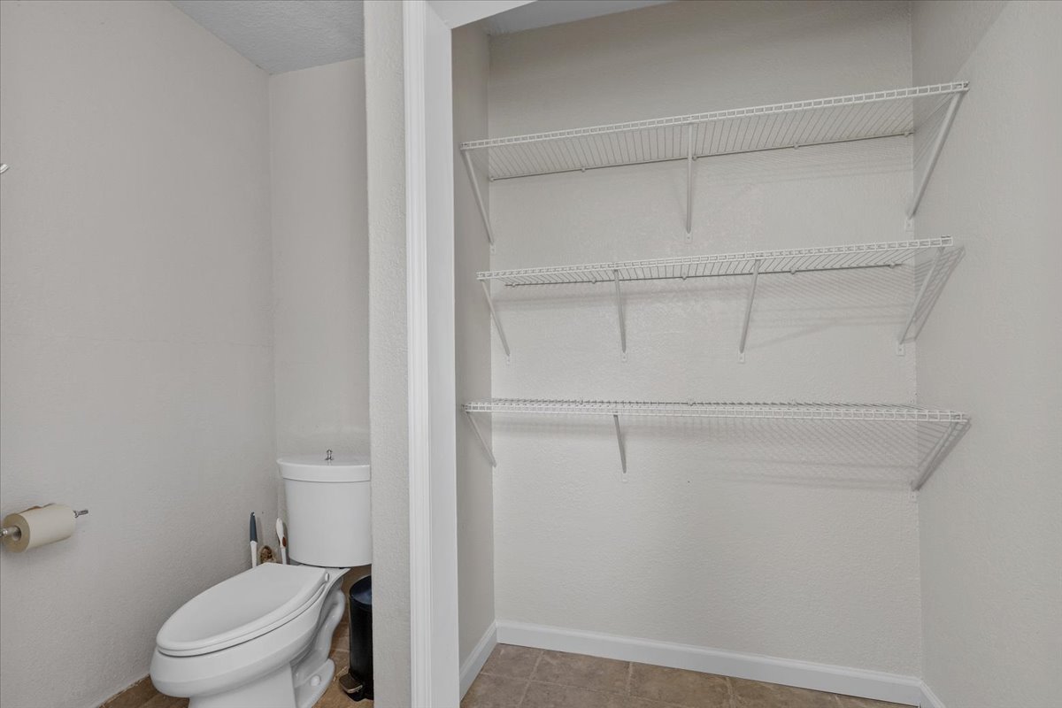 7604 Robalo Road Austin, TX 78757 - Photo 20 of 36 Functional full bathroom with convenient built-in wire shelving for accessible storage.