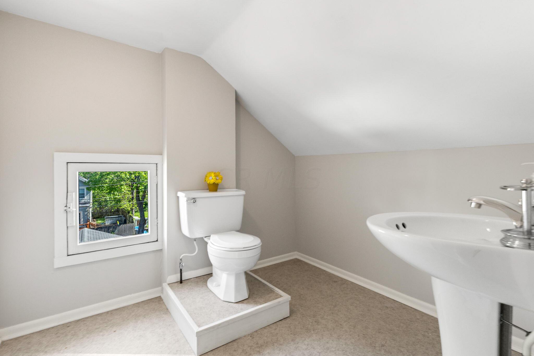 210 Tibet Road Columbus, OH 43202 - Photo 25 of 32 Powder Room