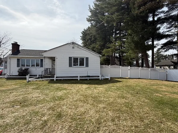 $319,900 | 129 Fernbank Road, Springfield, MA 01129