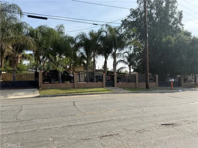 a view of a yard with palm trees