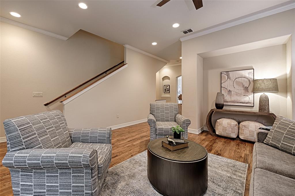 6269 Oram Street, Unit 10 Dallas, TX 75214 - Photo 15 of 25 a living room with furniture and a potted plant