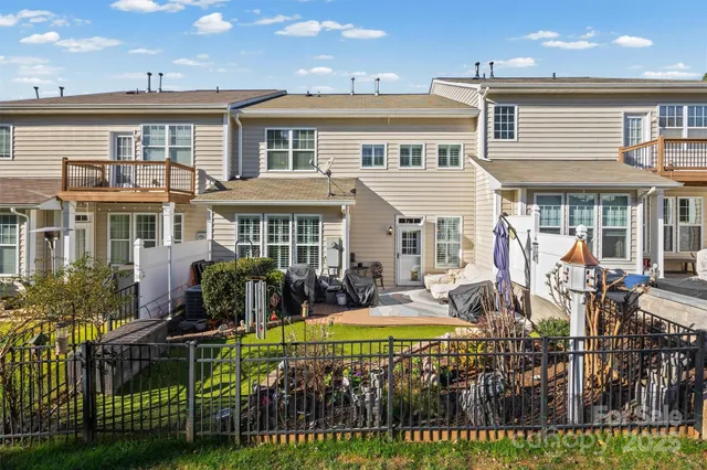 a sign that is sitting on a brick wall