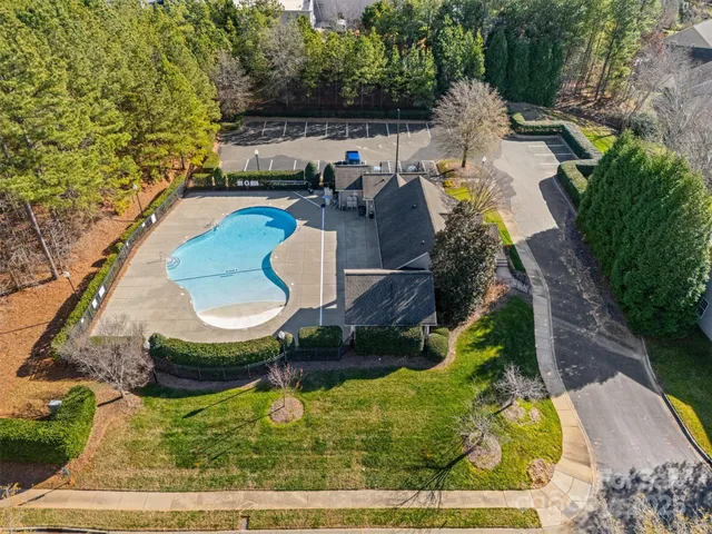 a view of a house with backyard