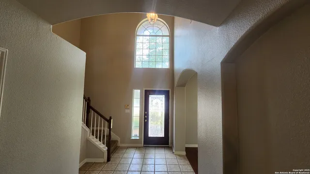 a view of entryway with livingroom