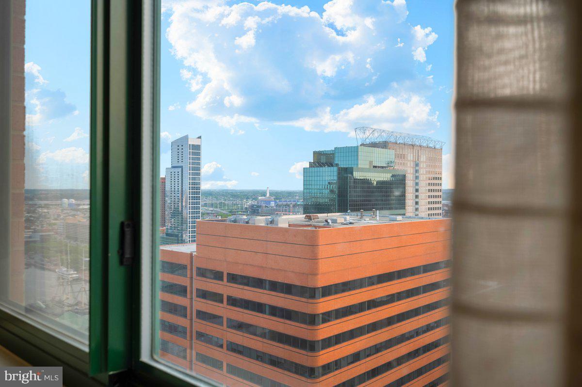 414 Water Street, Unit 2805 Baltimore, MD 21202 - Photo 12 of 26 a view of a balcony with city view