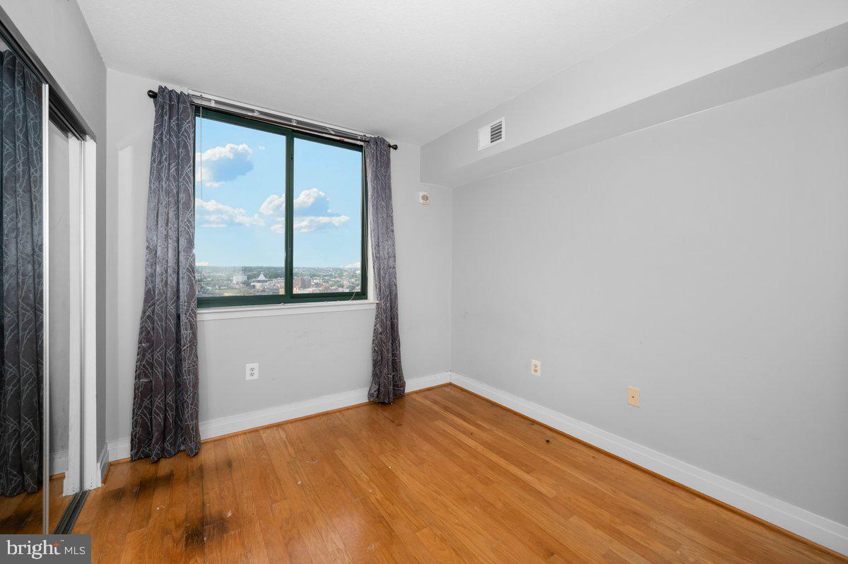 414 Water Street, Unit 2805 Baltimore, MD 21202 - Photo 18 of 26 a view of empty room with wooden floor and fan