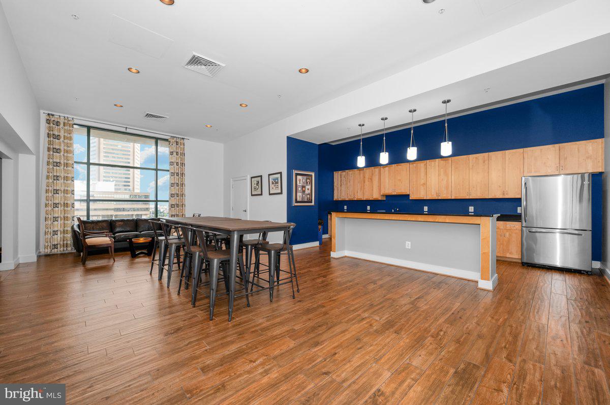 414 Water Street, Unit 2805 Baltimore, MD 21202 - Photo 20 of 26 a view of a kitchen with dining room