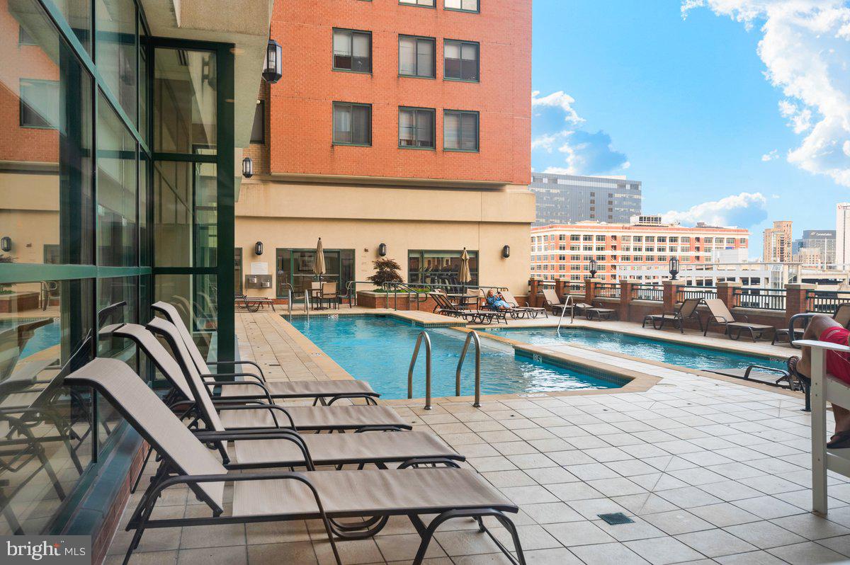 414 Water Street, Unit 2805 Baltimore, MD 21202 - Photo 24 of 26 a view of balcony with two chairs and a stove