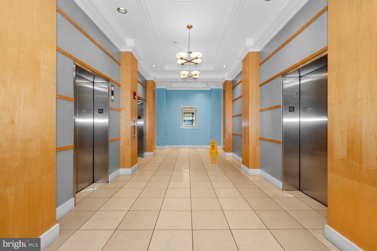 414 Water Street, Unit 2805 Baltimore, MD 21202 - Photo 5 of 26 a view of a hallway with a chandelier