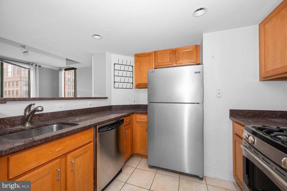 414 Water Street, Unit 2805 Baltimore, MD 21202 - Photo 9 of 26 a kitchen with stainless steel appliances granite countertop a refrigerator and a sink