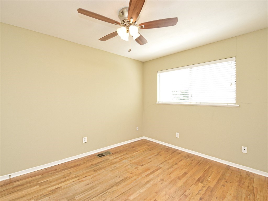 604 Franklin Boulevard, Unit A Austin, TX 78751 - Photo 14 of 20 an empty room with a window and a ceiling fan