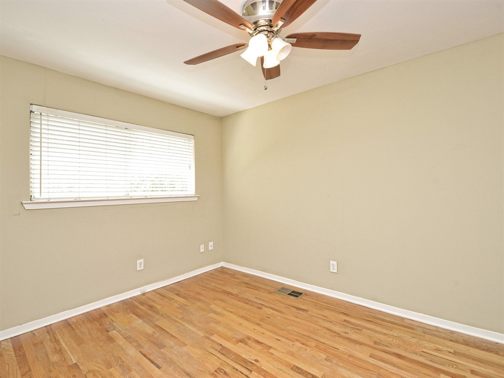 604 Franklin Boulevard, Unit A Austin, TX 78751 - Photo 18 of 20 an empty room with a window and a ceiling fan
