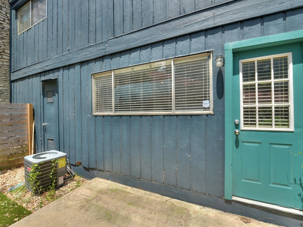 604 Franklin Boulevard, Unit A Austin, TX 78751 - Photo 19 of 20 a backyard of a house