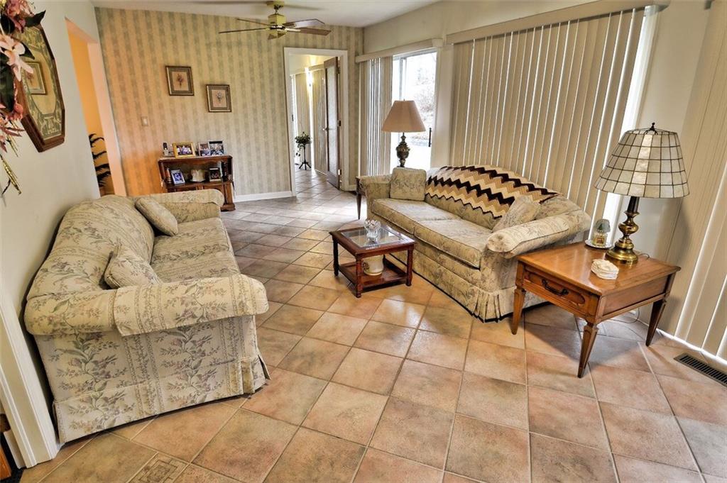 182 Windsor Ridge, Unit 52 New Castle, PA 16105 - Photo 16 of 25 Family Room
