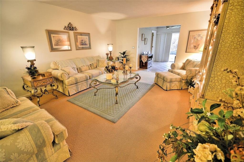 182 Windsor Ridge, Unit 52 New Castle, PA 16105 - Photo 4 of 25 Gallery Image 4