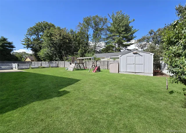 a view of house with backyard and trees