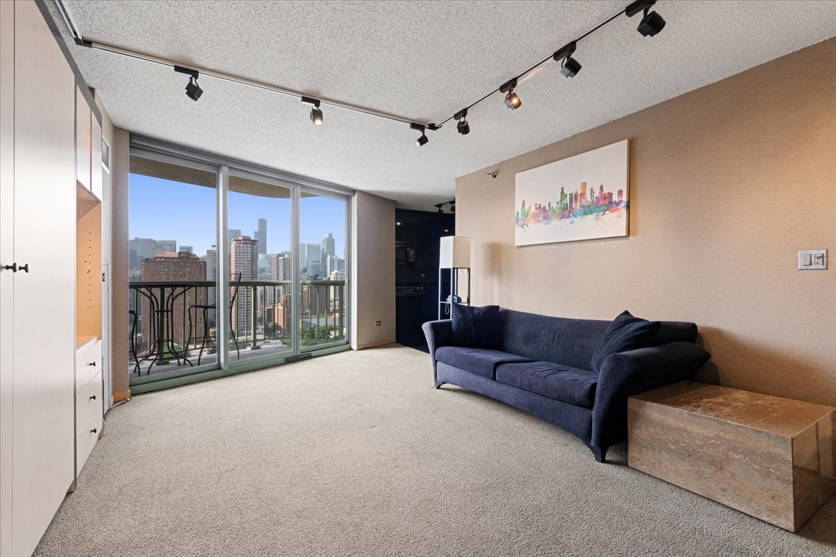 111 West Maple Street, Unit 2012 Chicago, IL 60610 - Photo 4 of 15
