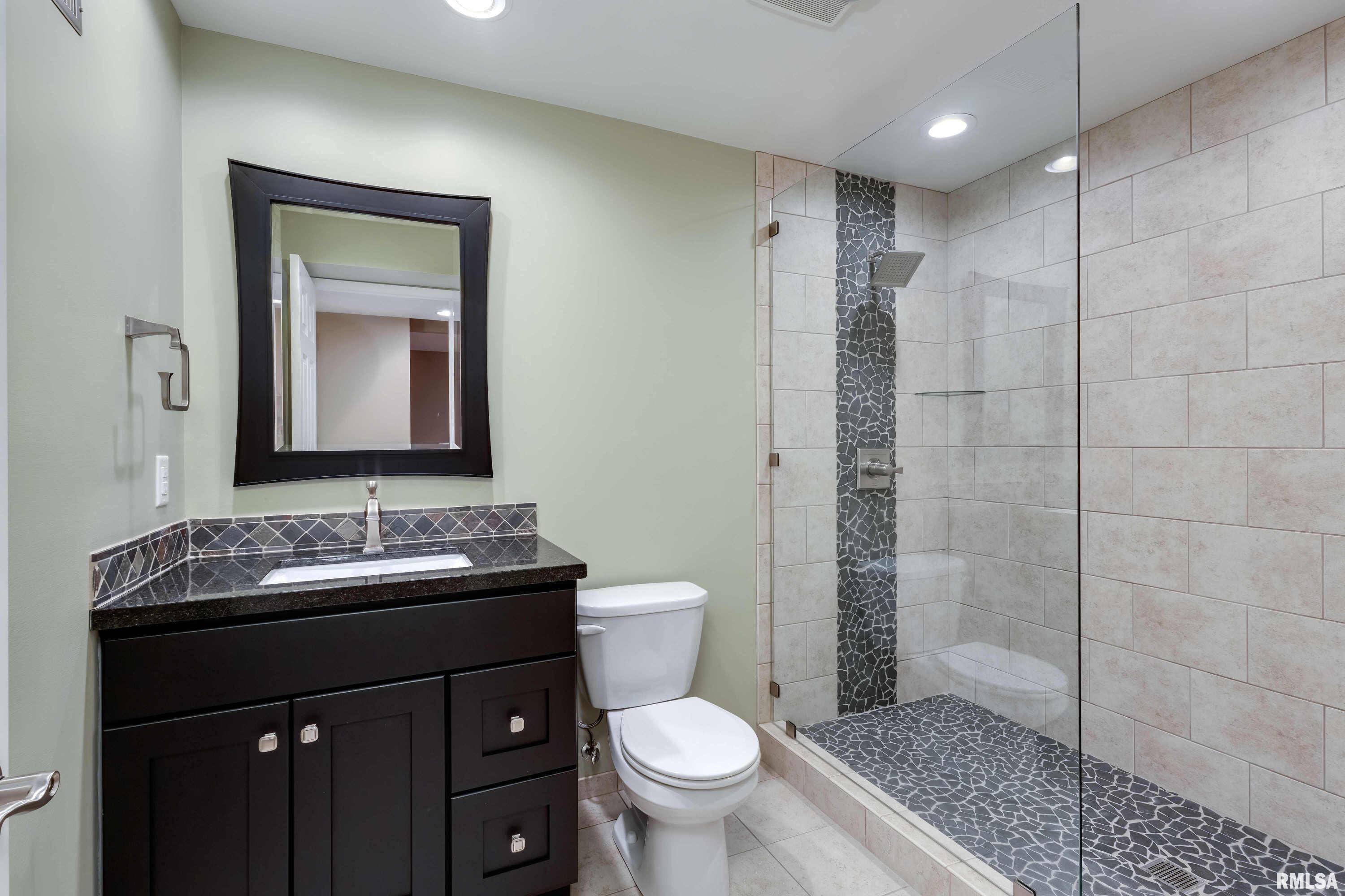 6401 Utica Ridge Road, Unit 18 Davenport, IA 52807 - Photo 29 of 49 Gallery Image 29