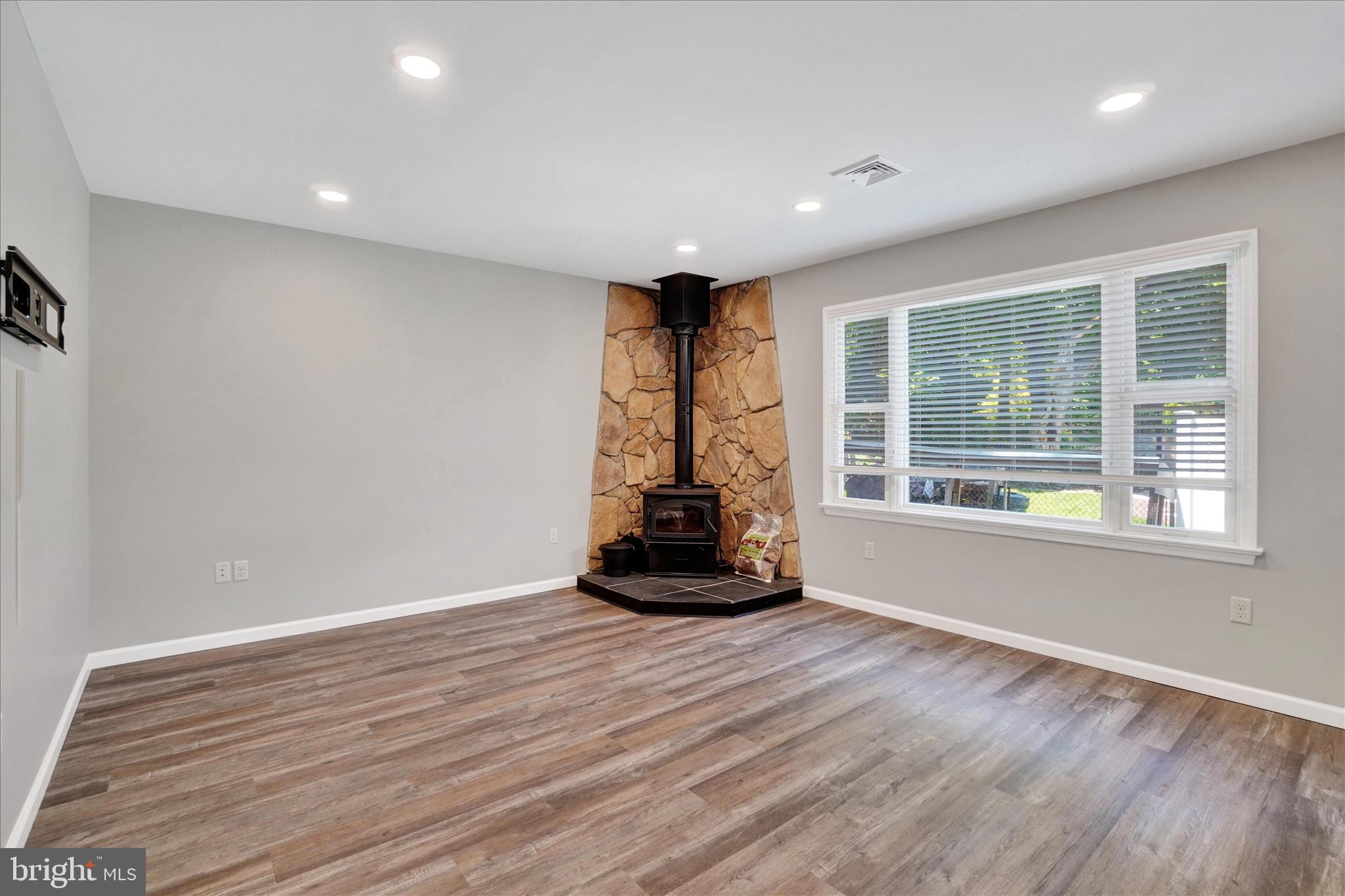 1542 Bonbar Road York, PA 17403 - Photo 9 of 33