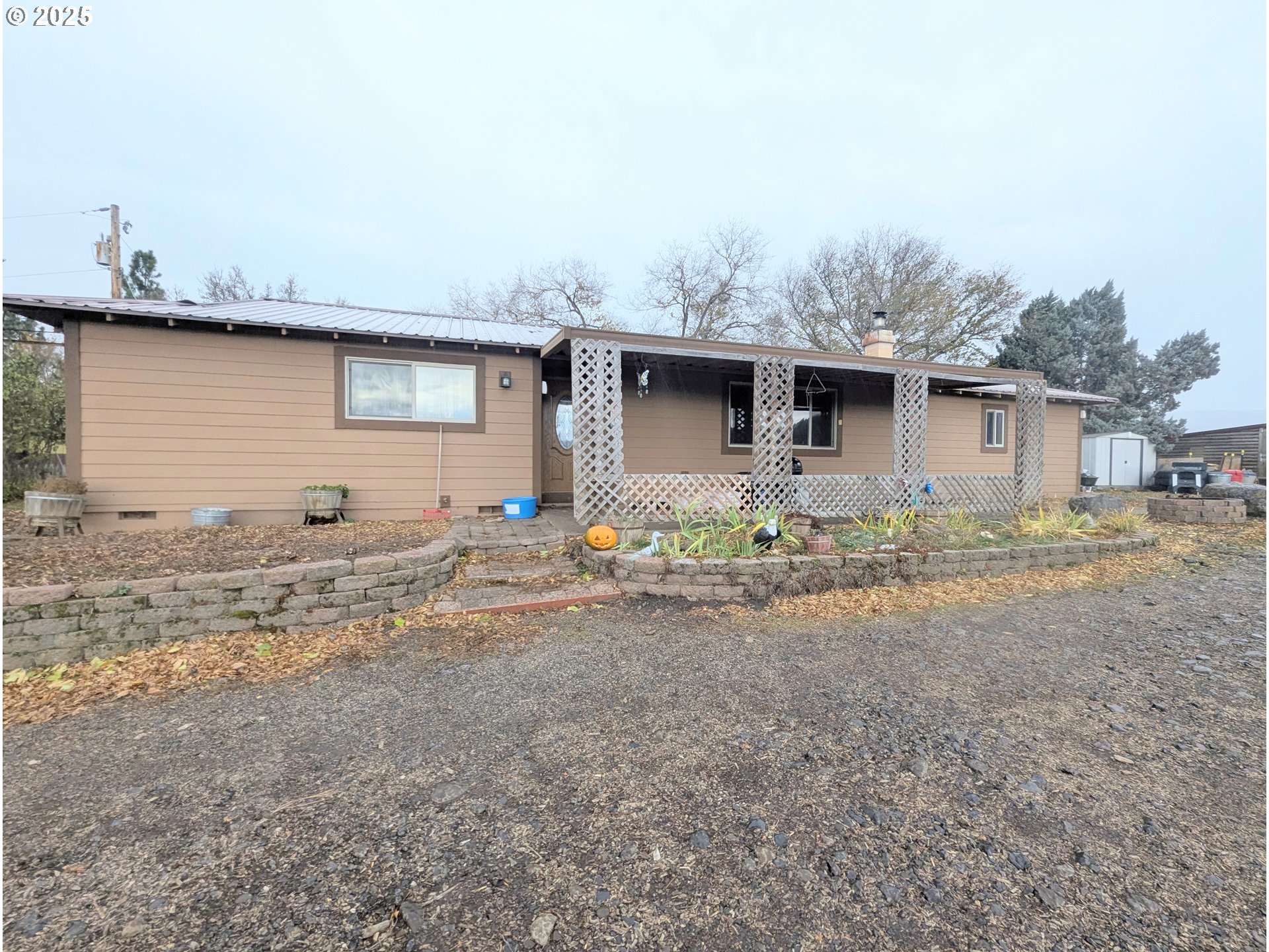 71564 Palmer Junction Road Elgin, OR 97827 - Photo 2 of 40 a front view of a house with garden