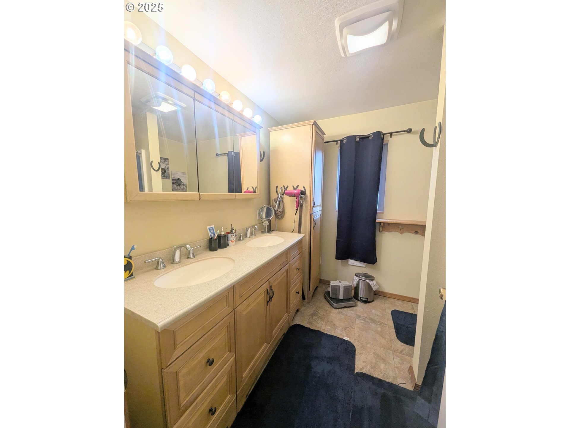 71564 Palmer Junction Road Elgin, OR 97827 - Photo 28 of 40 a bathroom with a sink double vanity and a mirror