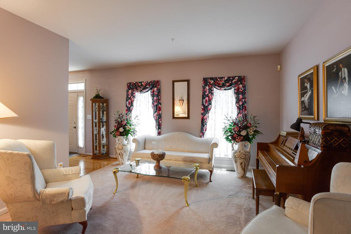 8110 Foxhall Road Clinton, MD 20735 - Photo 3 of 30 Living Room
