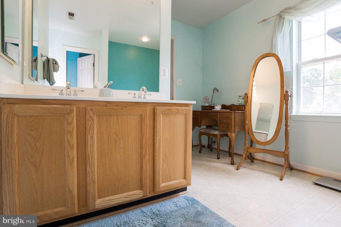 8110 Foxhall Road Clinton, MD 20735 - Photo 21 of 30 Bath (Master)