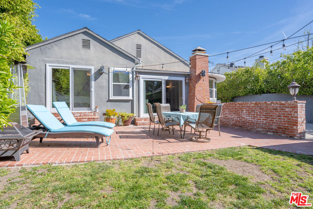 9038 Cresta Drive Los Angeles, CA 90035 - Photo 22 of 23 a view of a house with patio