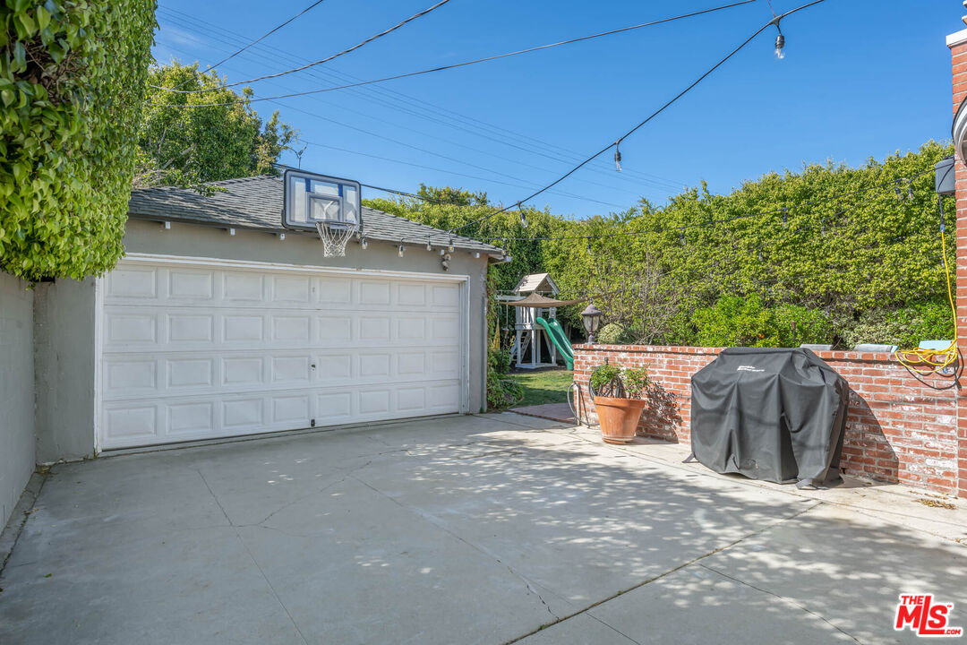 9038 Cresta Drive Los Angeles, CA 90035 - Photo 23 of 23 a view of a backyard