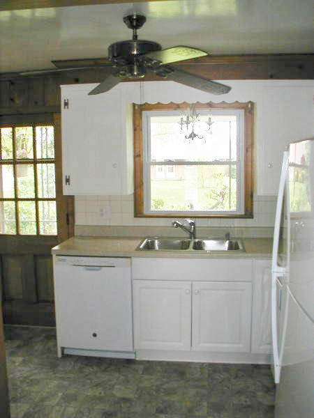 3433 Frontier Road Northwest Roanoke, VA 24012 - Photo 12 of 20 3433 Frontier kitchen2