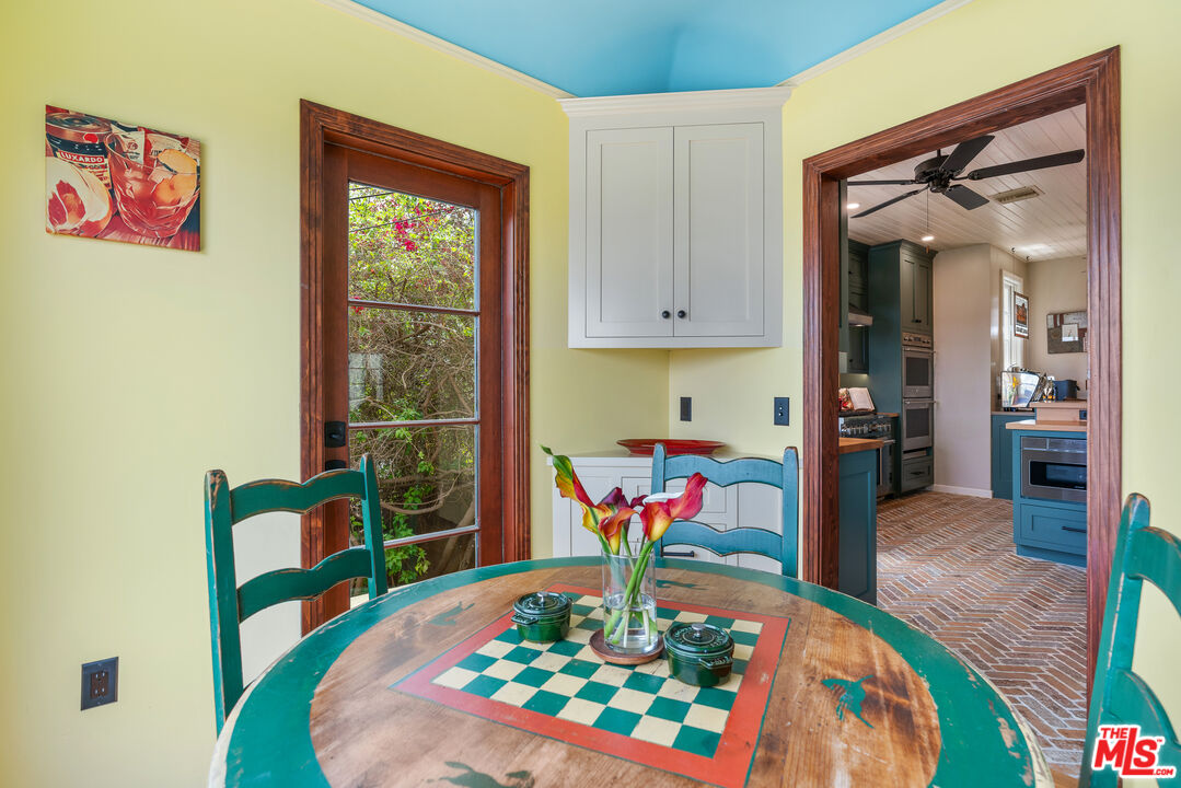 1411 Columbia Drive Glendale, CA 91205 - Photo 20 of 45 a living room with furniture