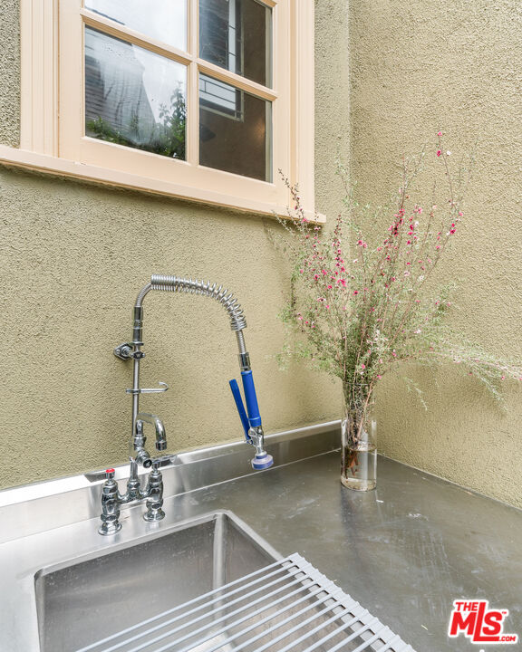 1411 Columbia Drive Glendale, CA 91205 - Photo 40 of 45 a bathroom with a sink and a mirror