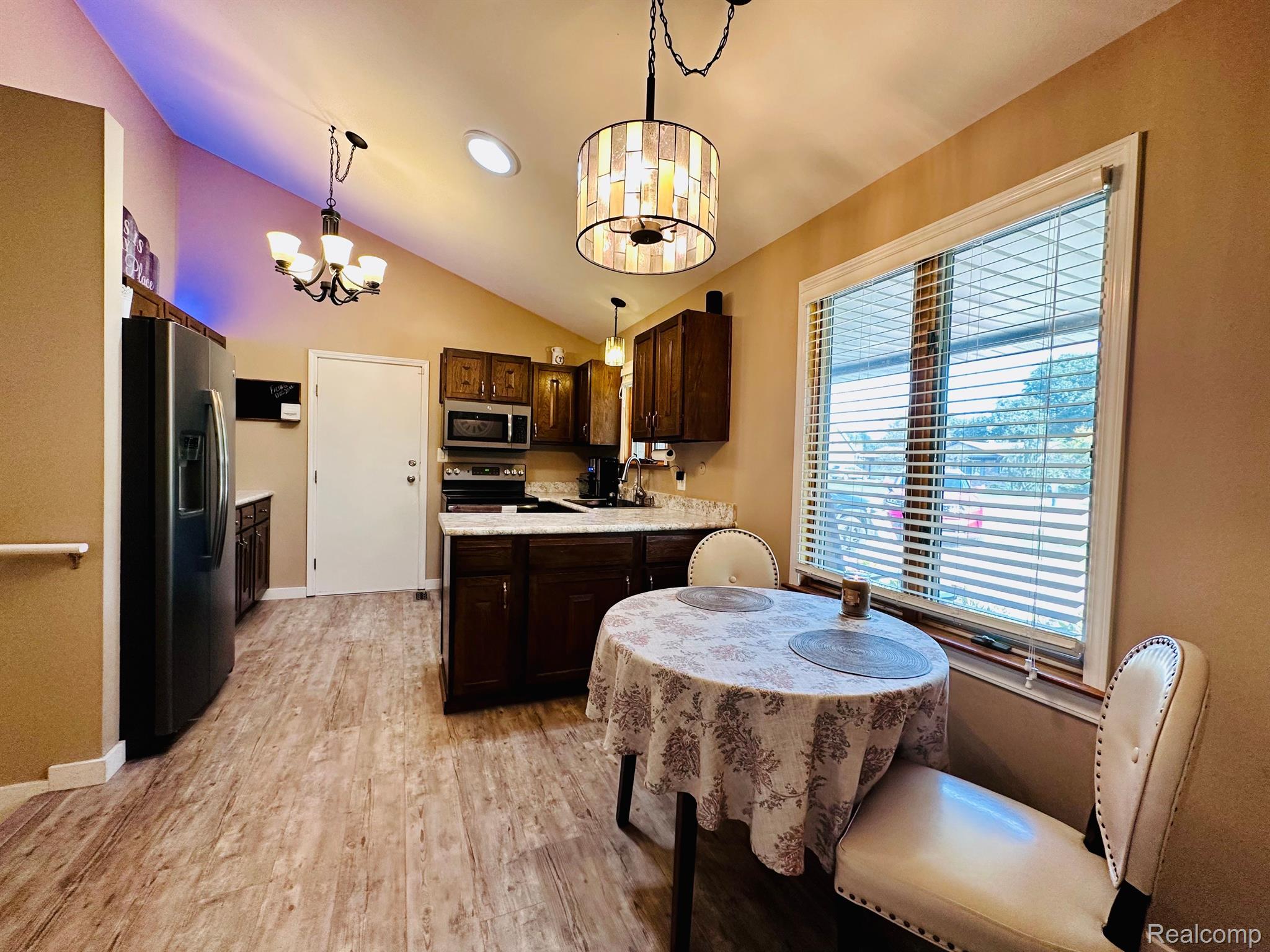 5508 Colony Road Grand Blanc, MI 48439 - Photo 14 of 32 Large eat in kitchen