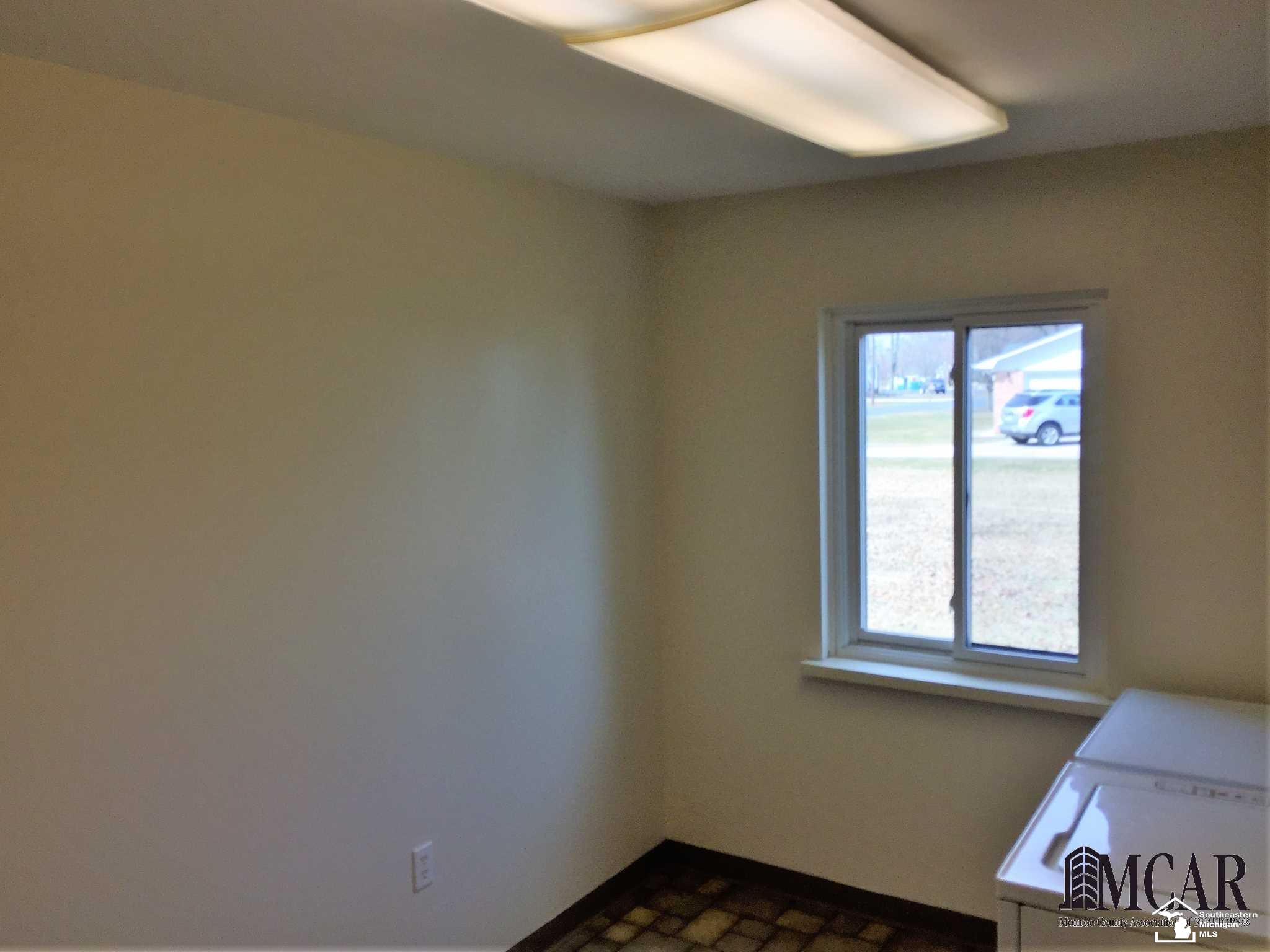 28545 Nieman Road New Boston, MI 48164 - Photo 10 of 20 Laundry room