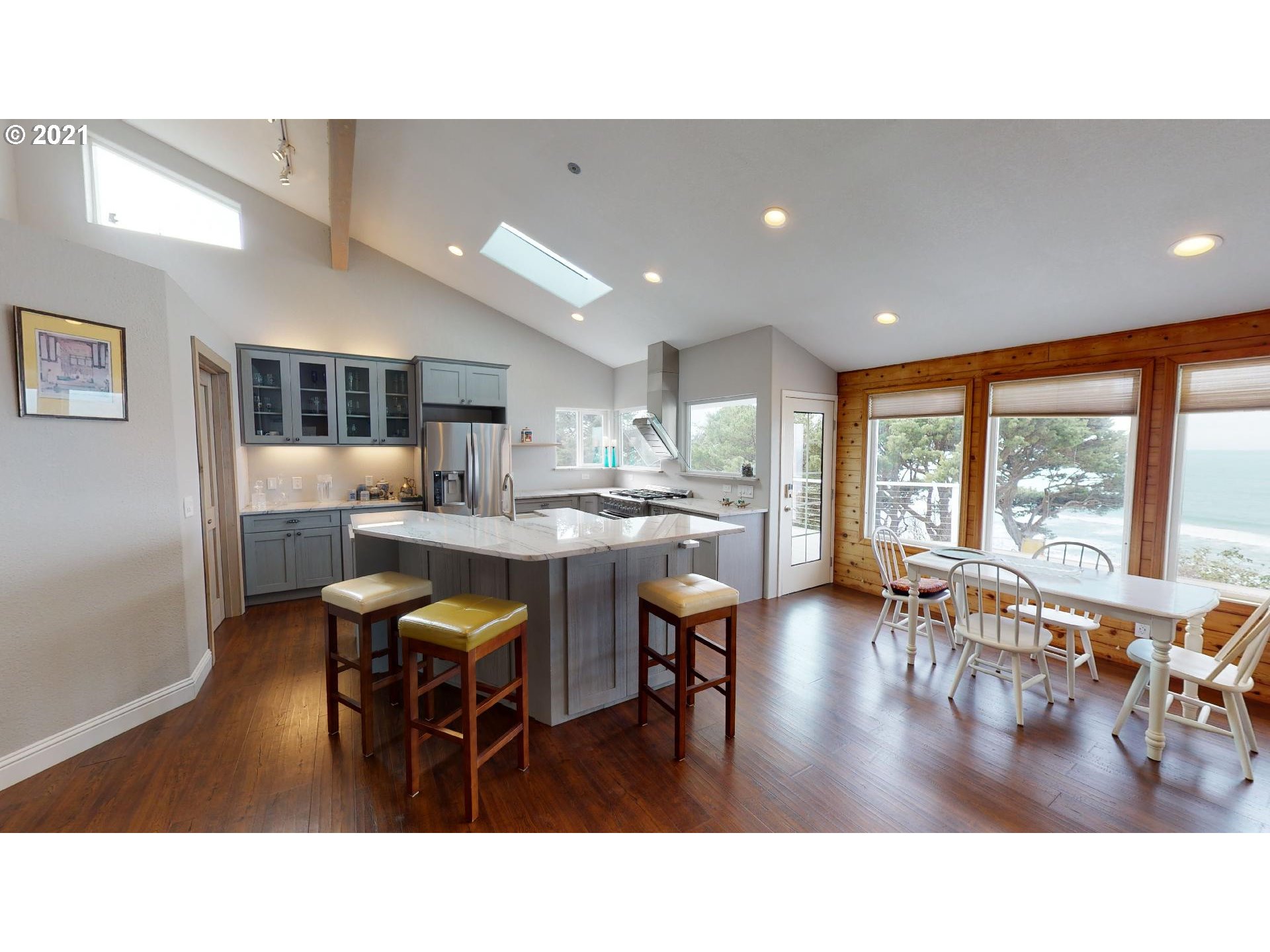 28651 Kissing Rock Road Gold Beach, OR 97444 - Photo 4 of 32 Gallery Image 4