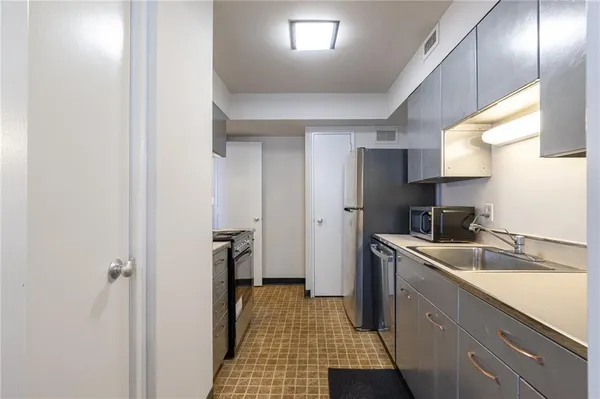 $140,000 | 4550 Warwick Boulevard, Unit 206, Kansas City, MO 64111